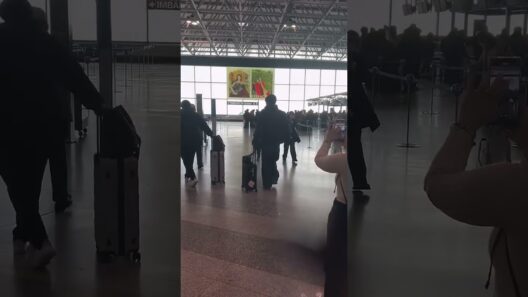 「スタイル抜群でオーラ全開」目黒蓮の空港ファッションにSNS大爆発！シンプルなのに格好いい理由とは？