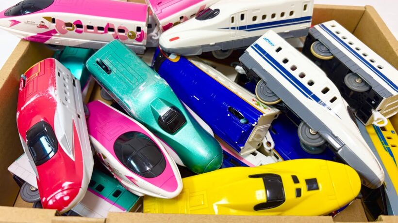 電車と新幹線のおもちゃを連結させて、スロープのコースを走行させてみたよ
