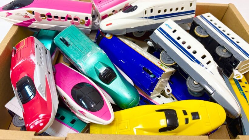 電車と新幹線のおもちゃを連結させて、スロープのコースを走行させてみたよ