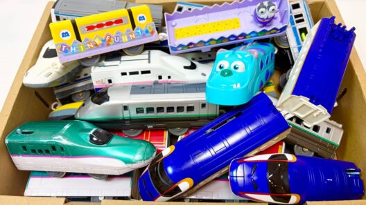 電車と新幹線のおもちゃを連結させて踏切コースのスロープを出発進行です！