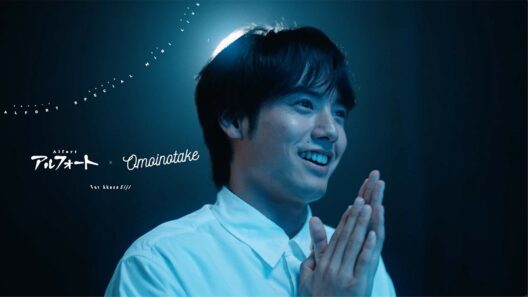 Omoinotake、赤楚衛二に向けてCM楽曲「Orbit」生演奏　ブルボン「アルフォートミニチョコレート」スペシャルライブ映像