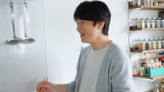 風間俊介、“みそラーメン”愛が爆発！アレンジレシピでクッキングもウキウキ！　新TVCM『サッポロ一番ずっと好きだったんだぜ。風間さんみそラーメン篇』