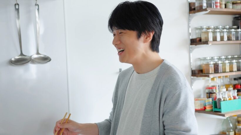 風間俊介、“みそラーメン”愛が爆発！アレンジレシピでクッキングもウキウキ！　新TVCM『サッポロ一番ずっと好きだったんだぜ。風間さんみそラーメン篇』