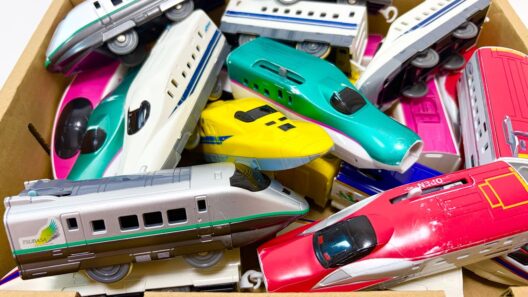 電車のおもちゃ★同じ色の車両を探して連結！レールを走らせて遊んでいくよ