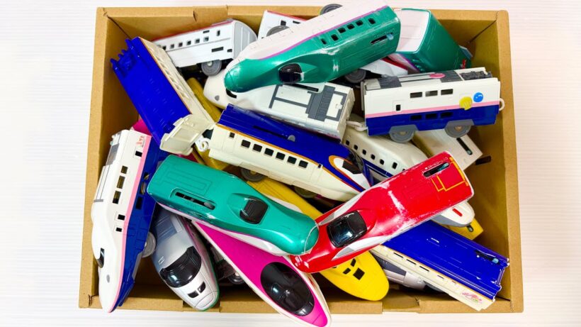 カラフルな電車のおもちゃを箱から見つけて同じ色で連結！駅を出発して走行していくよ