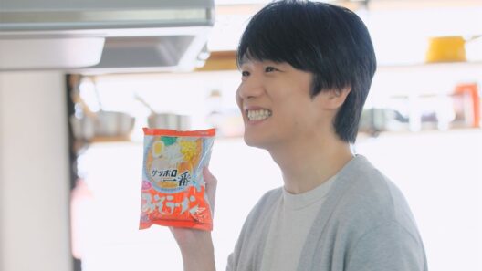 風間俊介、「ずっと好きだったんだぜ～」歌唱＆楽しそうに料理　浜田雅功は初の“連続出演”　「サッポロ一番 」新CM＋メーキング