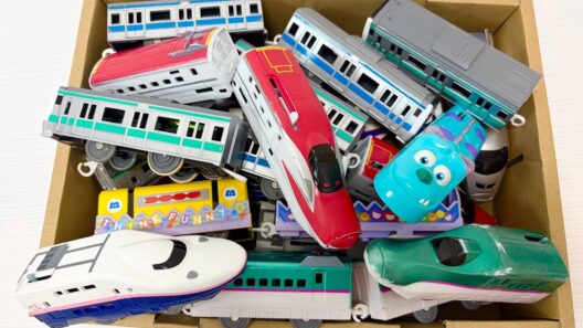 お気に入りの電車のおもちゃを集めて紹介です！踏切の付いているコースを走って出発進行です！