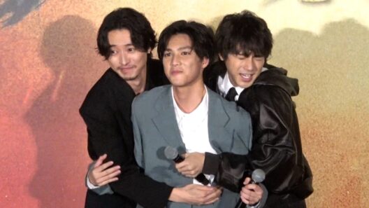 【キングダム】山﨑賢人＆山田裕貴、“幼少期万極”の登場に熱いハグ  映画『キングダム 魂の決戦』超特大ヒット御礼舞台挨拶