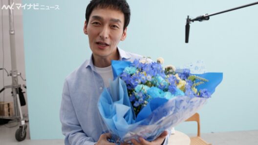 草なぎ剛、花束を渡され「いつもありがとう！」スタッフとの仲の良さが光る撮影の裏側