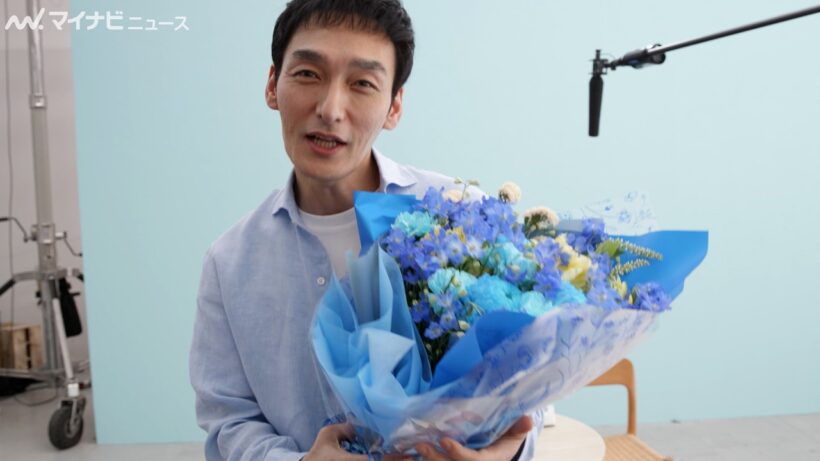 草なぎ剛、花束を渡され「いつもありがとう！」スタッフとの仲の良さが光る撮影の裏側