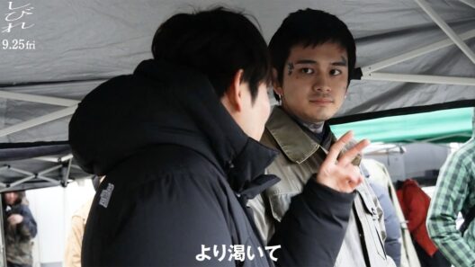 北村匠海、真剣な表情で監督と打ち合わせ　映画「しびれ」メーキング映像