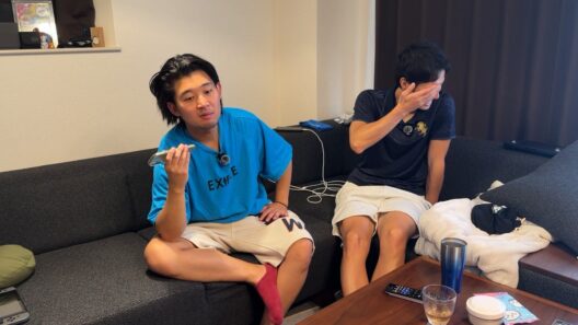 コメント欄で大不評の髪型をどうするか妻に電話で相談する