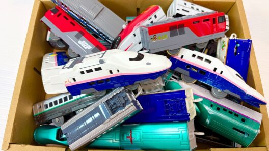 箱の中に隠れている電車のおもちゃを同じ色同士で見つけて連結！車両を線路に置いて出発です