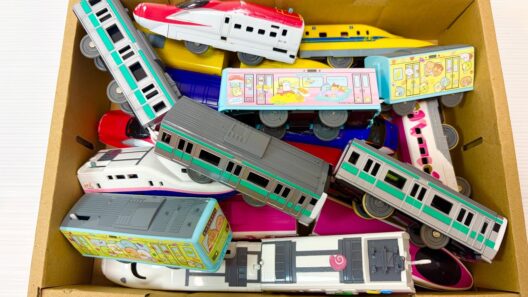 箱の中に集められた電車のおもちゃ。同じ車両を見つけて繋げてみよう！繋げられたら坂道を走行させて駅を目指して出発です。