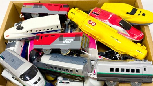 箱の中に隠れている電車のおもちゃを探して同じ色の電車どうしに連結させて走行させるよ。遊んだ後は綺麗におかたづけです！