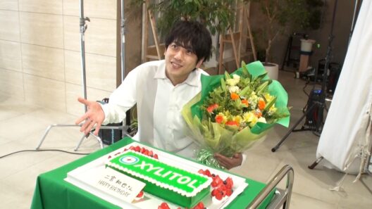二宮和也、ガム風バースデーケーキに喜び！同じ“30周年”のキシリトールアンバサダーに就任！キシリトール 新TV-CM 「XYLI-TEC 大きな可能性」篇・「XYLI-TEC 洗面台にガム」篇