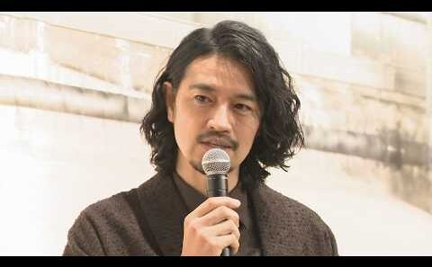俳優・斎藤工が味噌と同色のスーツで登場　自宅で手作りするほどの“味噌好き”　マルコメが「無添加味噌」を1.5倍に増産　健康志向の高まり受け新工場　長野