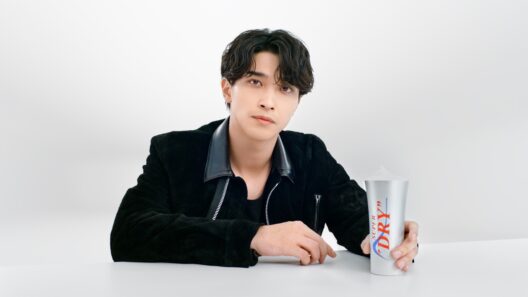 アサヒスーパードライ WEBCM「BEER is DRY！ビールのど真ん中へ。 キンキンタンブラー 横浜流星」篇 15秒
