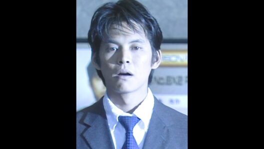 刑事たちは、どう見ても彼を刑事にしたくなさそう😂