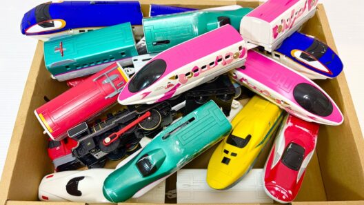 人気な新幹線コレクションを集めて、同じ色の車両を見つけて連結させて特製スロープを走行させてみた