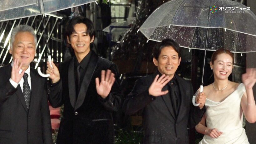 岡田准一＆松坂桃李＆清野菜名、大雨でも笑顔でレカペに登場！爽やかスマイルに会場キュン！　『第39回東京国際映画祭』レッドカーペット
