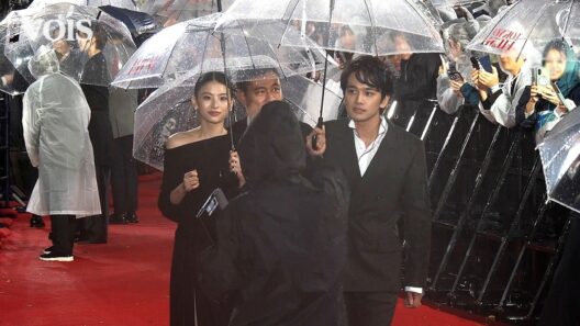 北村匠海、傘を持つ姿に哀愁　出口夏希は美ウエスト肌見せ　雨のレカペ：第39回東京国際映画祭オープニングイベント　