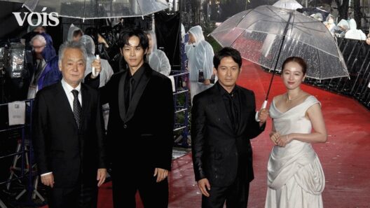 岡田准一、清野菜名に紳士対応　松坂桃李と雨のなかレカペ：第39回東京国際映画祭オープニングイベント