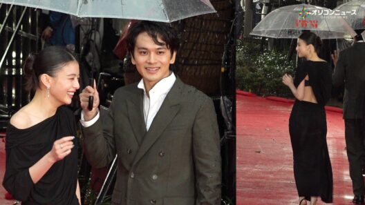 出口夏希、美背中チラリの大胆ドレスで登場！北村匠海と過酷な環境でのレカペに思わず苦笑い　『第39回東京国際映画祭』レッドカーペット