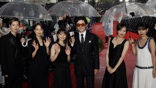岸井ゆきの＆森田望智、美肌見せ　浅野忠信＆深川麻衣らと雨のレカペ　第39回東京国際映画祭オープニングイベント
