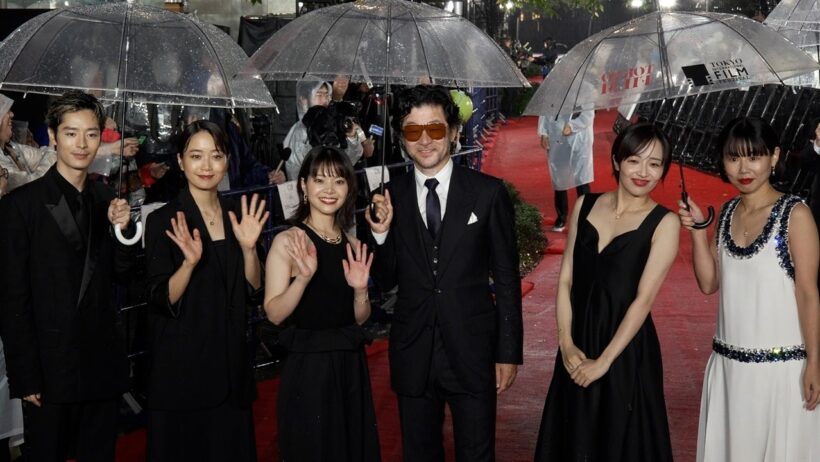 岸井ゆきの＆森田望智、美肌見せ　浅野忠信＆深川麻衣らと雨のレカペ　第39回東京国際映画祭オープニングイベント